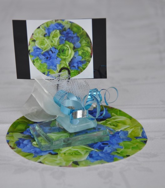 Tischaufsteller mit grün-blauen Blumen